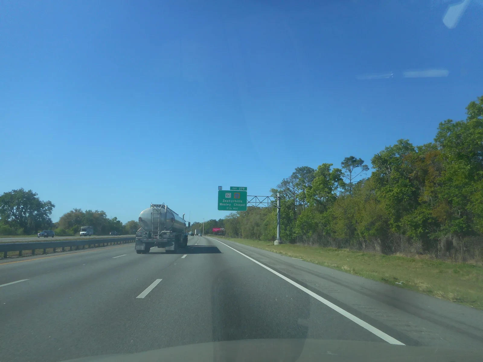 Southbound I-75 approaching Exit 279 for State Road 54 and County Road 54, Wesley Chapel's main interchange