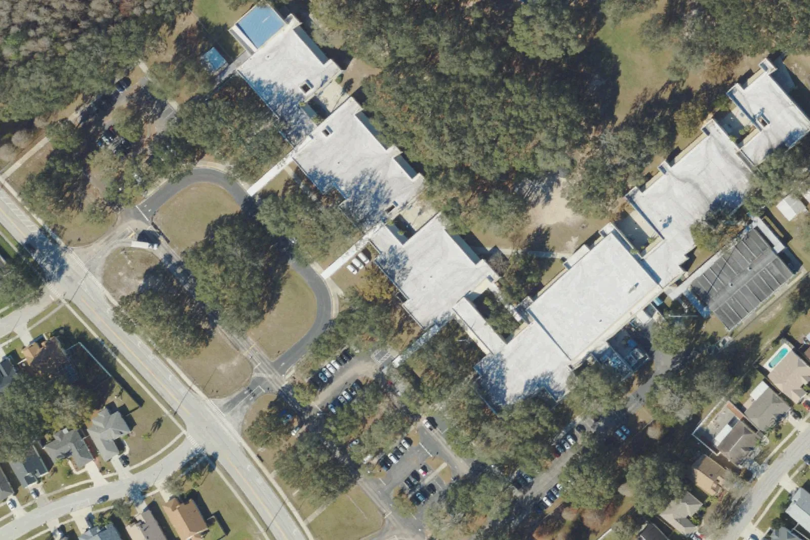 Denham Oaks Elementary School's classroom wings beside Oak Grove Boulevard, seen from the air.
